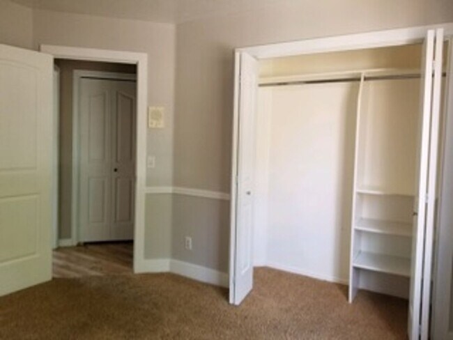 Building Photo - Beautiful Bloomington Hills Home