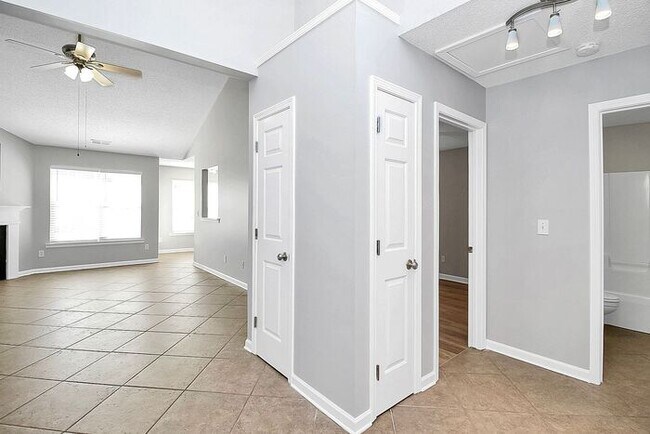 Building Photo - Spacious 3BD/2BA Ranch Home in the Habersh...