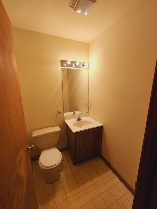 Building Photo - Wonderful 3 bedroom 2.5 bath home w/garage