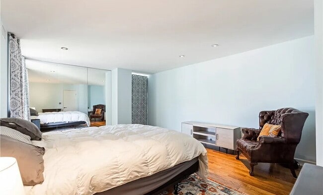 Building Photo - Luxurious Beverly Hills Penthouse Condo wi...