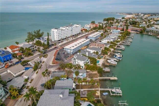 Building Photo - 8441 Bayshore Dr