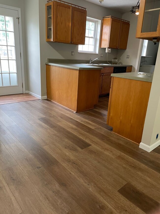 Building Photo - 3 Bed 2 Bath 2 Car Garage plus Bonus Room Available July 31, 2023