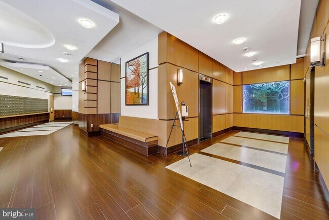 Building Photo - 307 Yoakum Pkwy