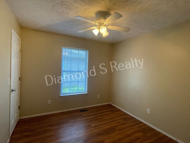 Building Photo - 3 Bedroom Duplex Available!