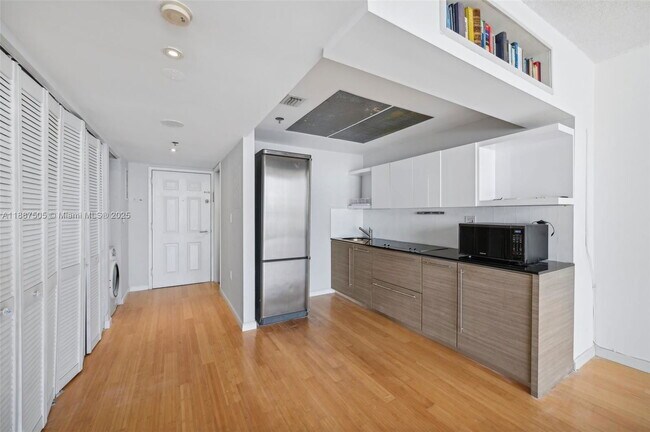 Building Photo - 540 Brickell Key Dr