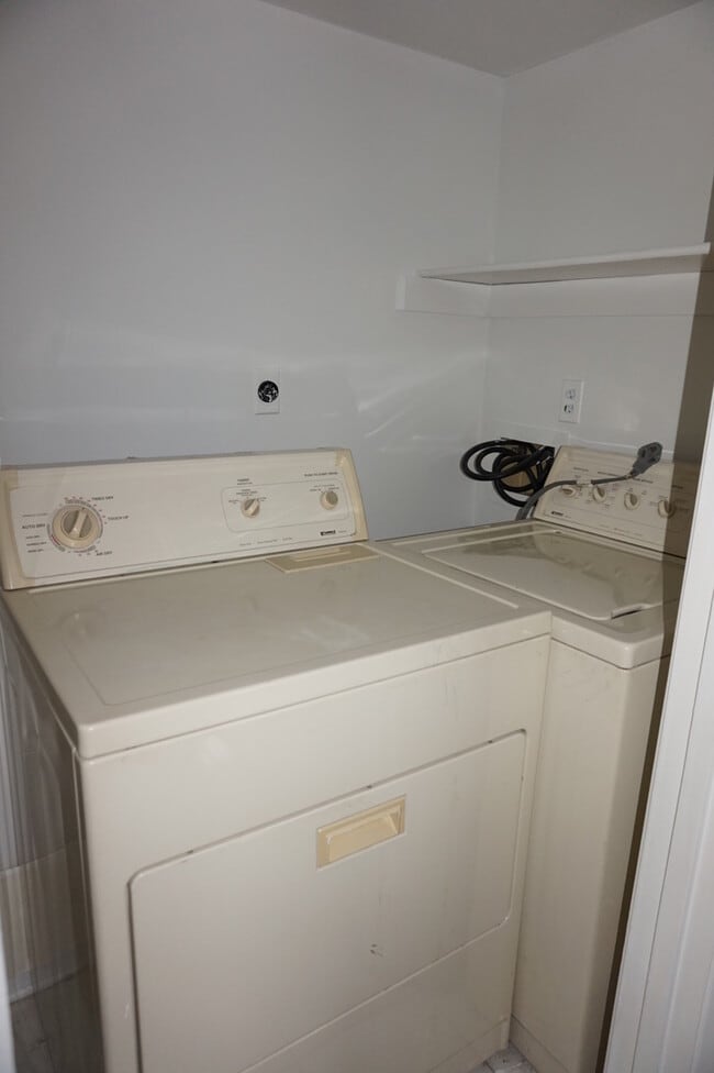 Building Photo - Charming 3 Bedroom/1 Bathroom Townhome in East Baltimore, MD!