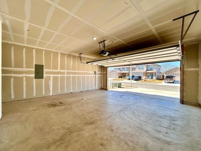 Building Photo - 221 Granary Dr