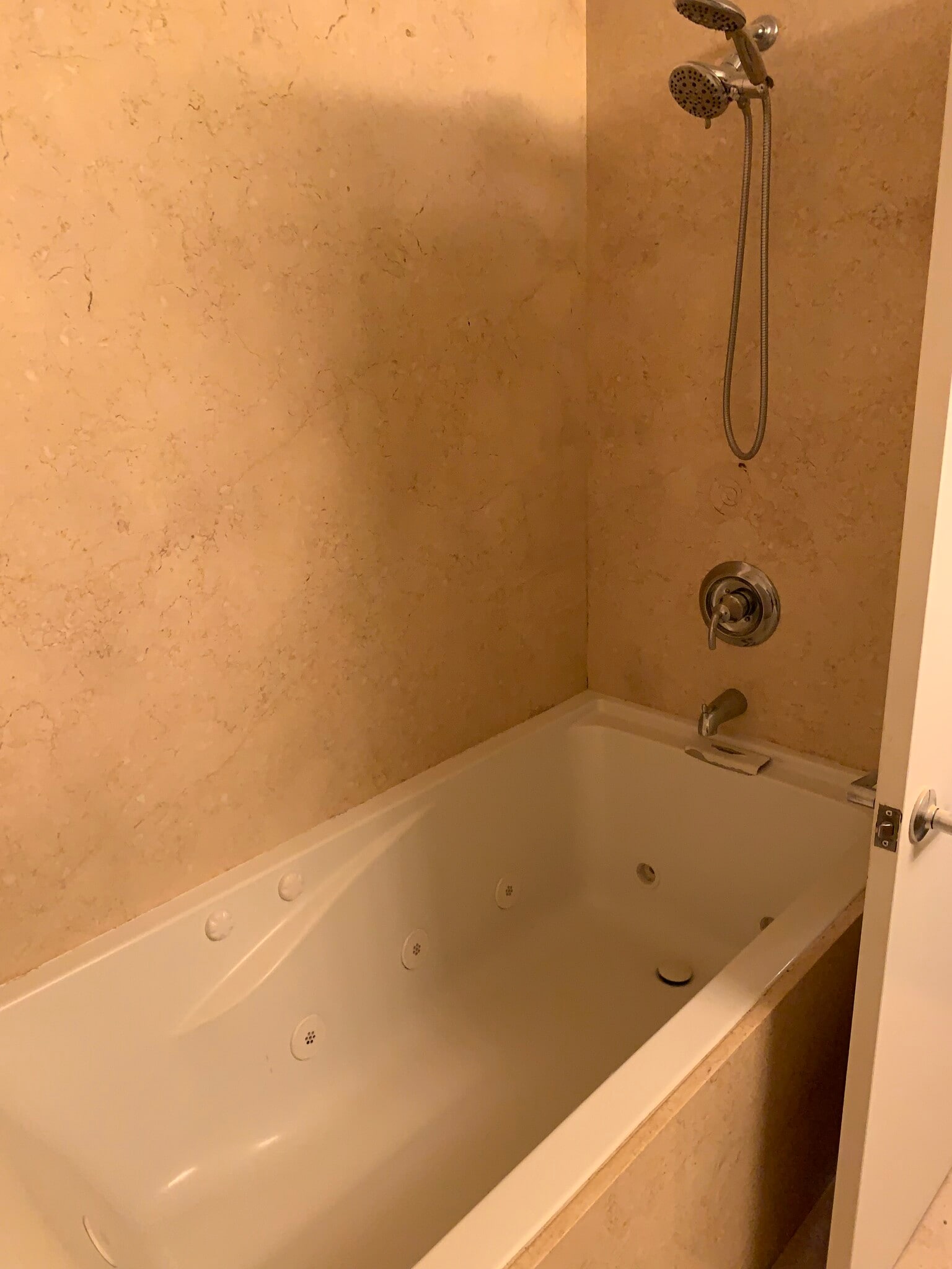 Whirlpool jet Jaccuzi Tub - 2545 S Dearborn St