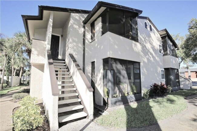 Building Photo - Gorgeous first floor 2/2 condo x Rent @  W...