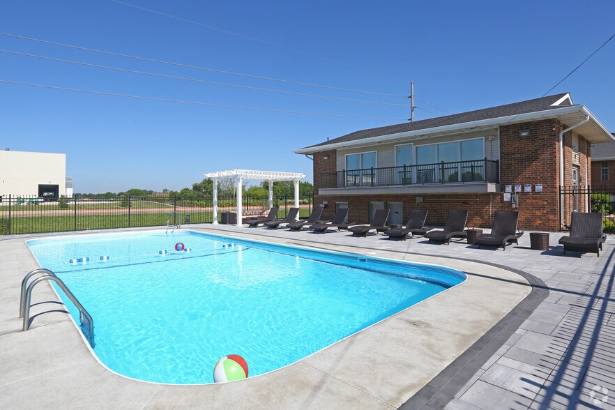 Pinecrest Apartments 515 Greenbriar Normal IL 61761 Apartment Finder