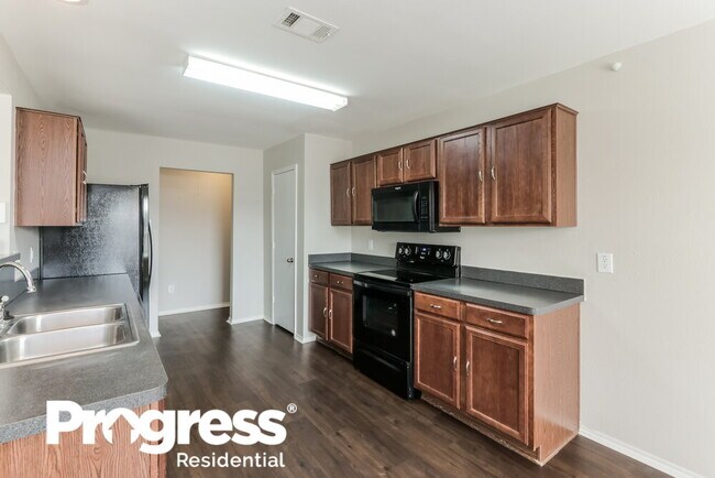 Building Photo - 302 Shadow Bend Cir