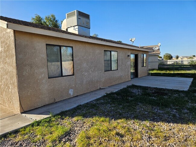 Building Photo - 9842 S Phoenix Dr