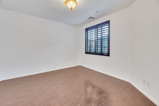 Building Photo - Highly Upgraded SPACIOUS home in desirable Aviano in Desert Ridge!