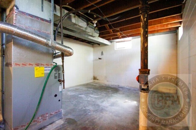Building Photo - Discover this 3-bedroom, 1-bath home in Omaha, NE,
