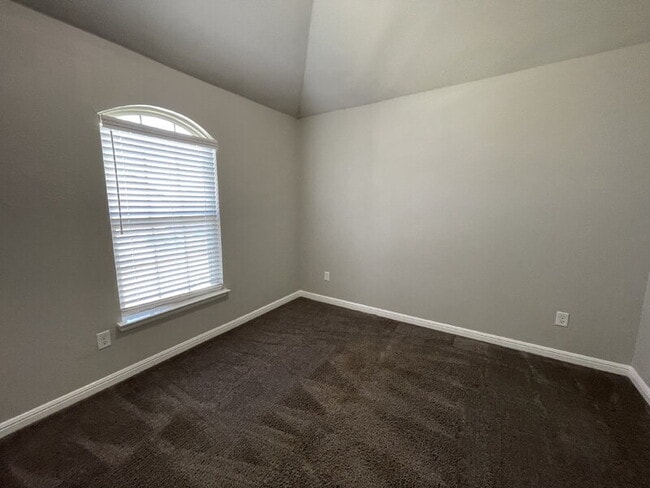 Building Photo - 281 Giddings Trl