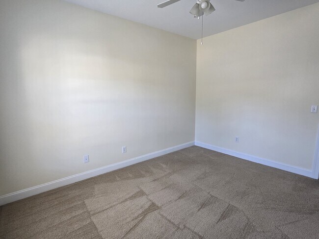 Building Photo - 6 Viburnum Ln