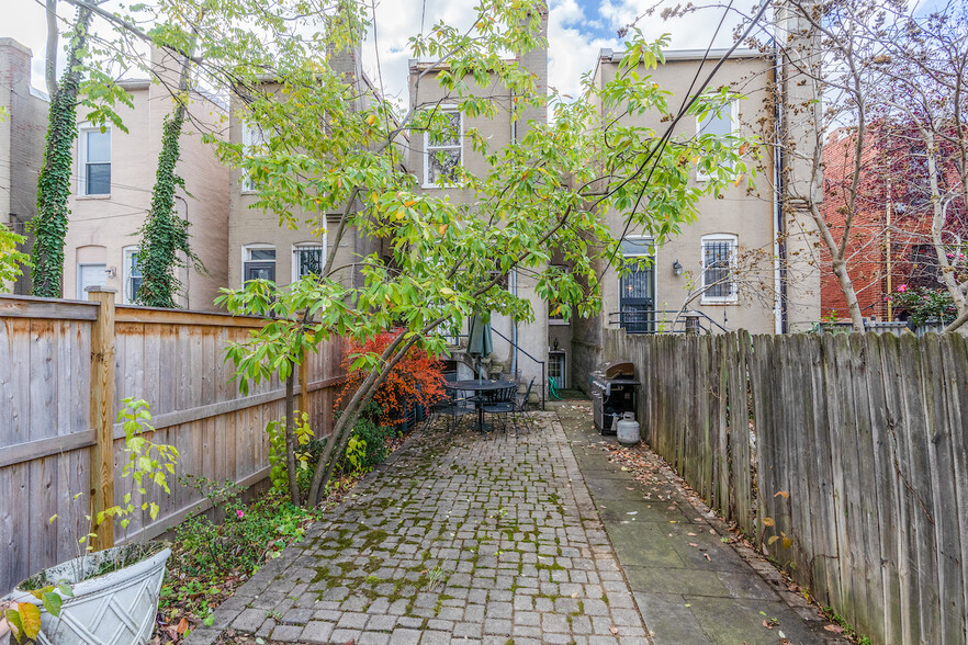 backyard area - 724 13th St SE