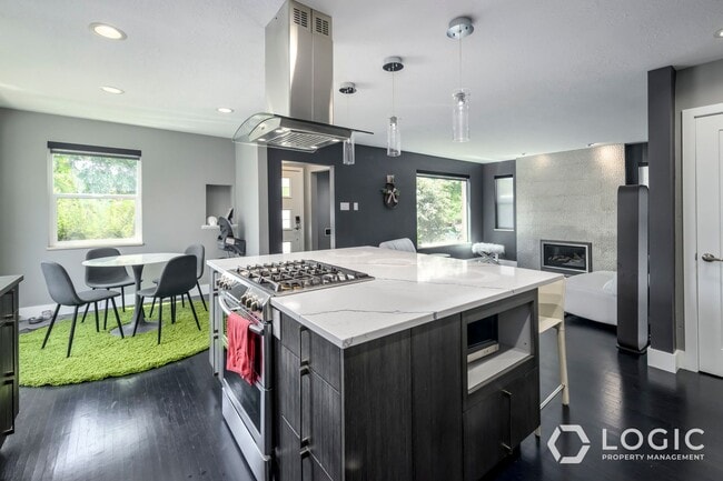 Building Photo - Beautiful Home in Salt Lake!