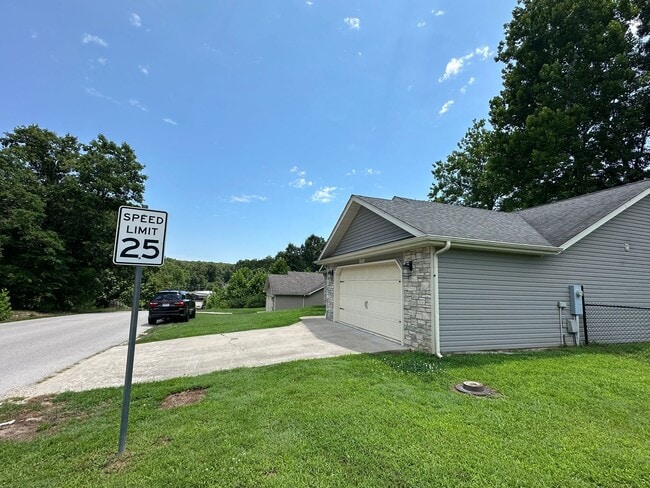 Building Photo - Well Maintained 3 Bed 2 Bath w/ Fence in Waynesville