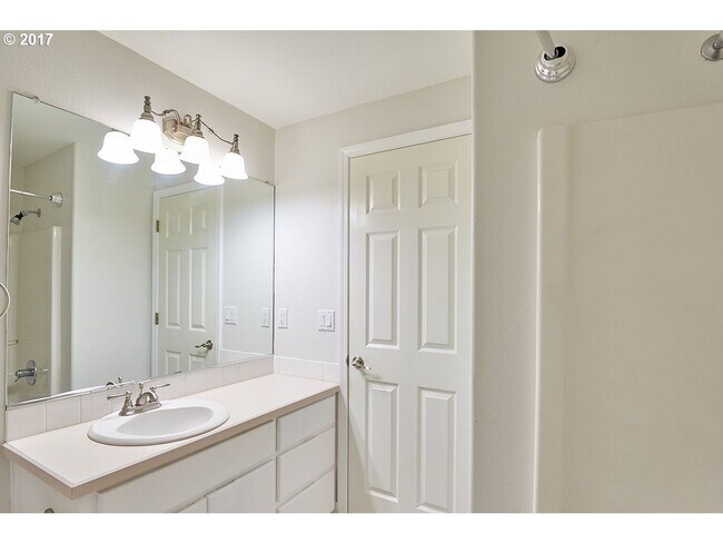 Building Photo - Lovely 3 Bed, 2 Bath Home in Dundee- Walking Distance to New Elementary School!