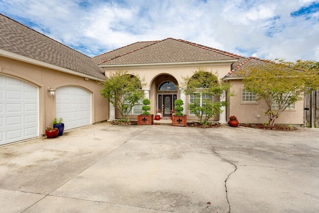 Building Photo - 3 Bedroom House in Addis with Pool, Gazebo...