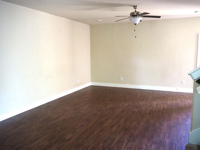 Building Photo - 4903 Villas Dr