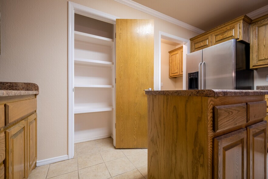 Kitchen with pantry - 4530 Steffi Ct