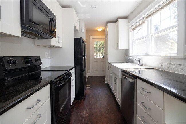 Building Photo - Newly Renovated 3/2 Feet From Atlanta Belt...