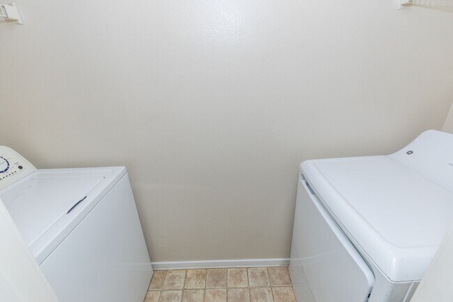 Building Photo - Lovely 2-Bedroom Condo in the Tuscano Comm...