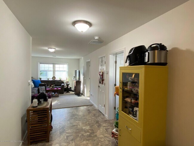 Building Photo - 211 Brinley Ave