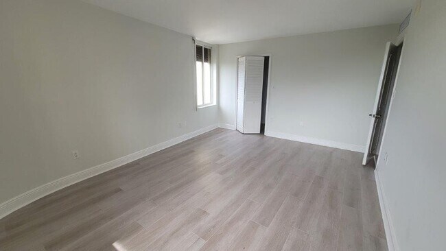 Building Photo - 2480 Presidential Way