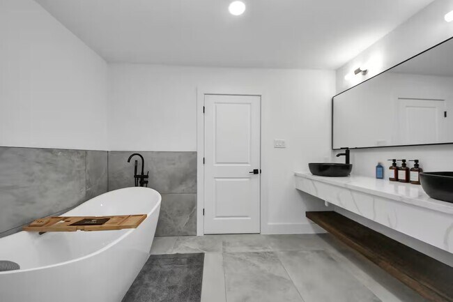 Building Photo - 6747 Peerless St