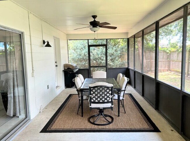 Building Photo - 727 Gilda Dr
