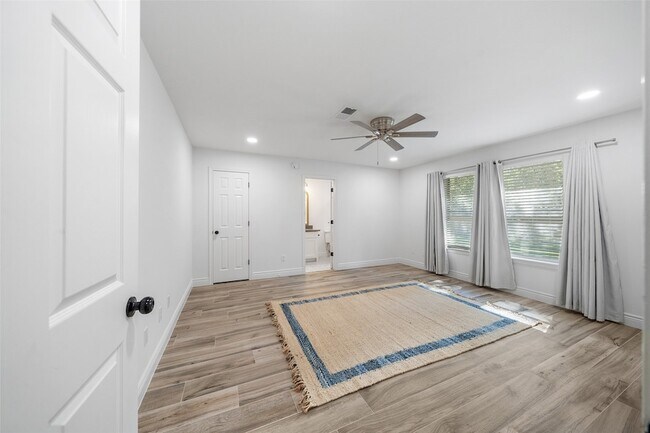 Building Photo - 4884 Holly Ln W