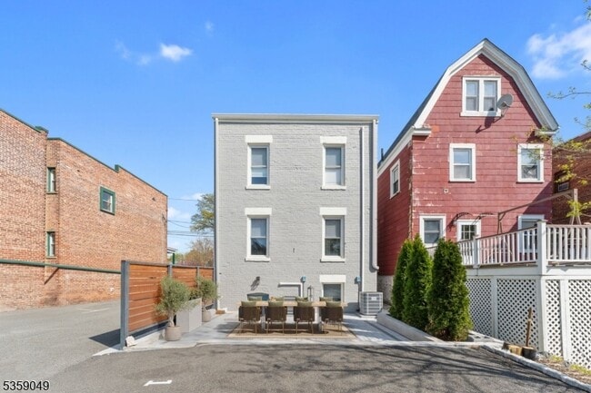 Building Photo - 32 Willowdale Ave