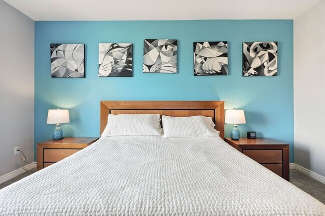 Building Photo - Beautiful condo with mountain views in gated community