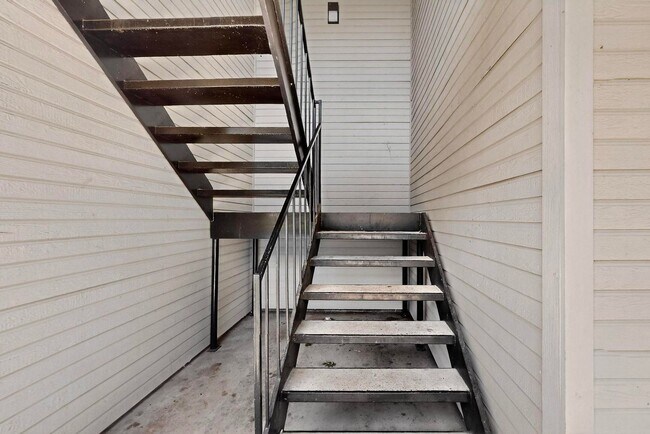 Building Photo - Stylish Upstairs Corner Unit Near Lake Ray Hubbard