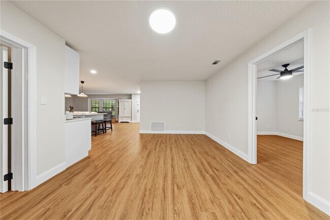 Building Photo - 3253 Oak Point Cir