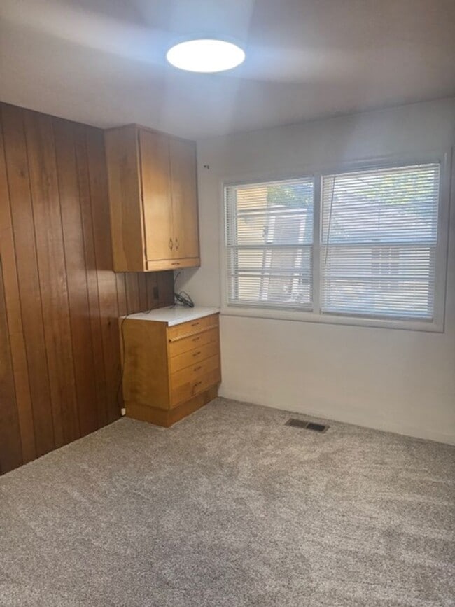Building Photo - SINGLE LEVEL, 3 BEDROOM HOME WITH DETACHED...