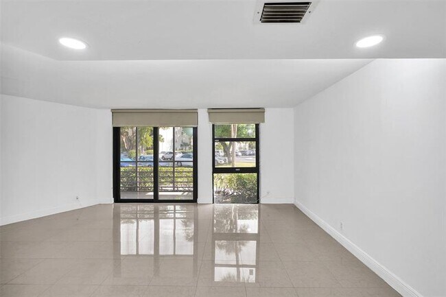 Building Photo - 20400 W Country Club Dr