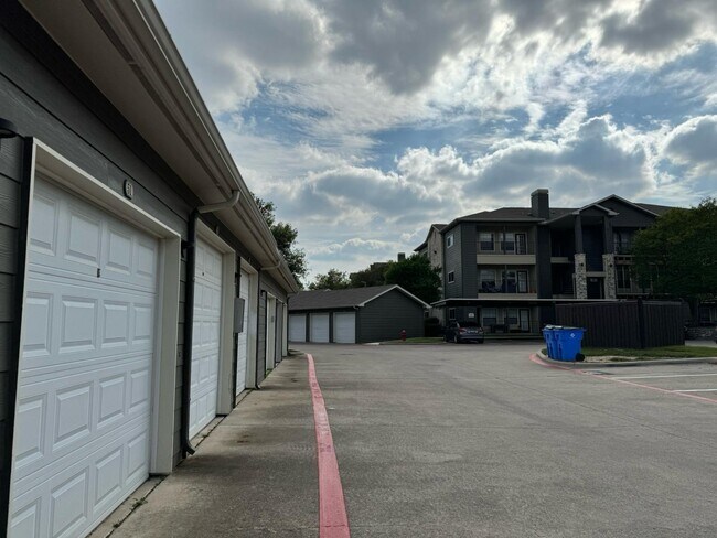 Building Photo - 2320 Gracy Farms Ln