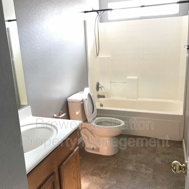 Building Photo - 4610 N 124th Ave