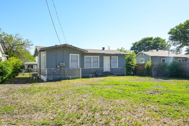 Building Photo - Casas De Kevin
