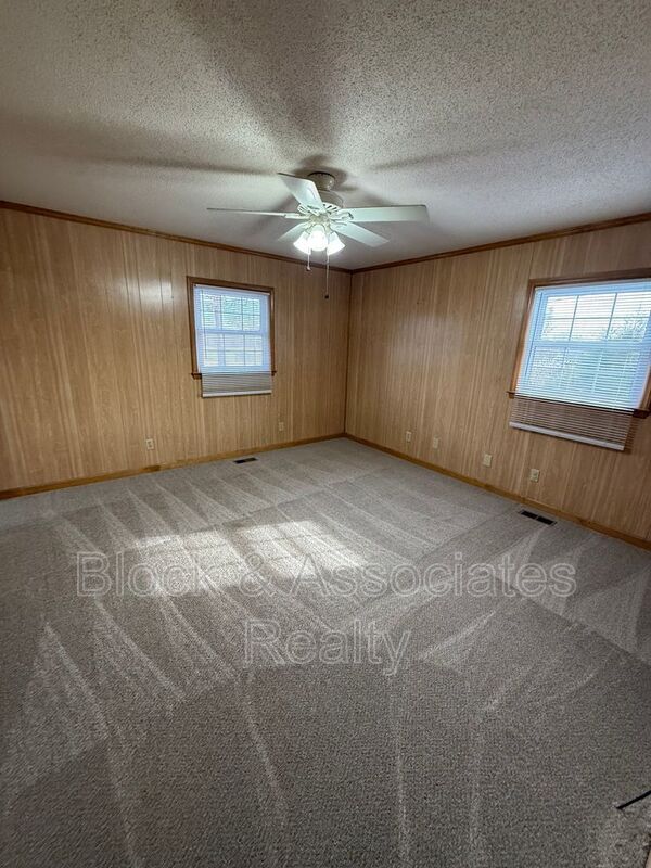 Building Photo - 161 Cresent Dr