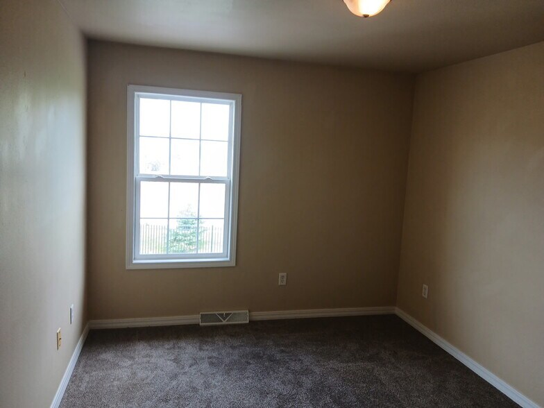 Building Photo - 2845 Holiday Dr