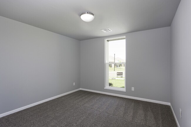 Building Photo - Stylish, Modern, Nearly New | 4-Bed | 2-Bath | Deer Creek Schools