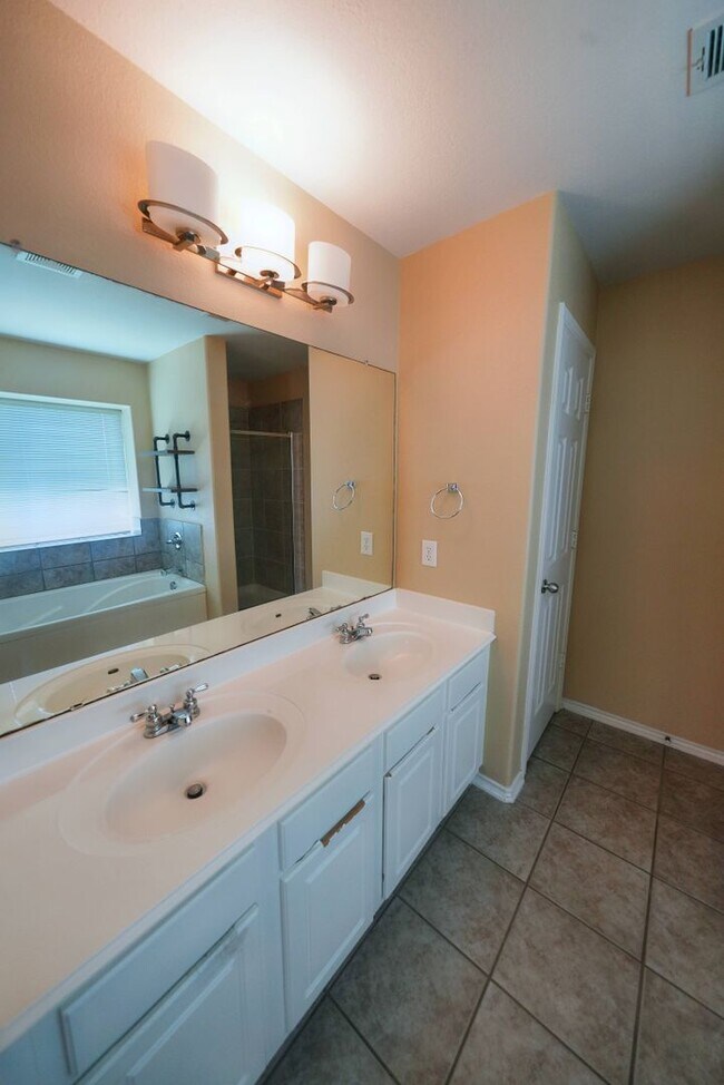 Building Photo - Cozy Home in Cibolo Valley Ranch Now Available - Realtor Commission: $500