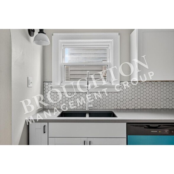 Building Photo - 5848 Acoma Dr