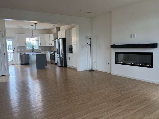 Building Photo - Stunning 3 Bedroom 2.5 Bathroom