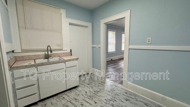 Building Photo - 518 Linwood Ave